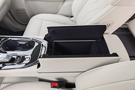 中央扶手箱空间