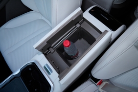 中央扶手箱空间