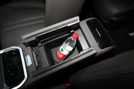 中央扶手箱空间