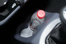 中央扶手箱空间