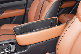 中央扶手箱空间