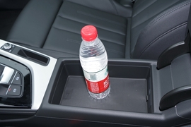 中央扶手箱空间