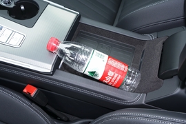 中央扶手箱空间