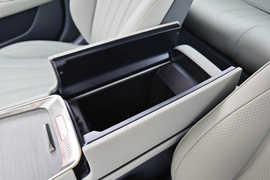 中央扶手箱空间