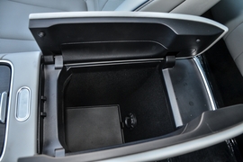 中央扶手箱空间