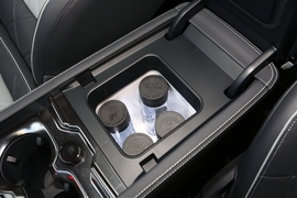 中央扶手箱空间