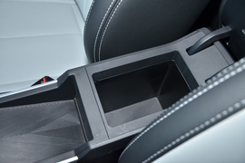 中央扶手箱空间