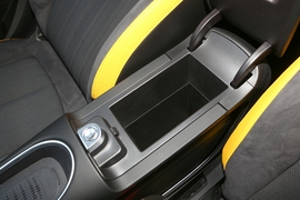 中央扶手箱空间