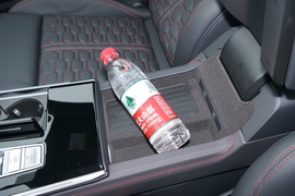 中央扶手箱空间