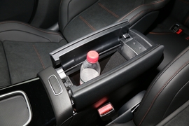 中央扶手箱空间