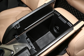 中央扶手箱空间