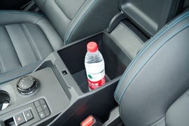 中央扶手箱空间