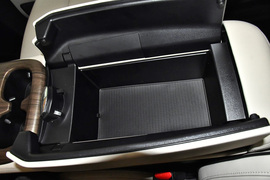 中央扶手箱空间