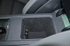 中央扶手箱空间