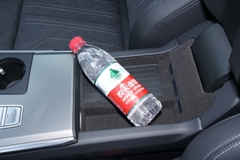 中央扶手箱空间