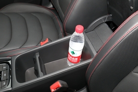 中央扶手箱空间