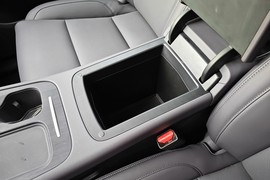 中央扶手箱空间