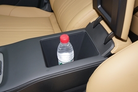 中央扶手箱空间