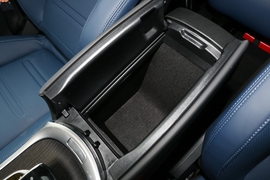 中央扶手箱空间