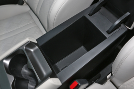 中央扶手箱空间