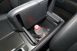 中央扶手箱空间