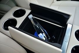 中央扶手箱空间