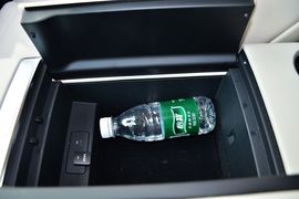 中央扶手箱空间