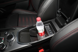 中央扶手箱空间