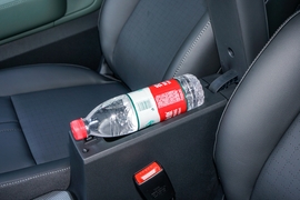 中央扶手箱空间