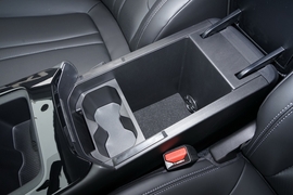 中央扶手箱空间