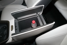 中央扶手箱空间