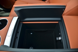 中央扶手箱空间