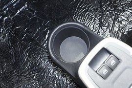 中央扶手箱空间