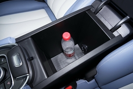 中央扶手箱空间