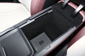 中央扶手箱空间