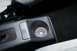 中央扶手箱空间