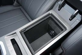 中央扶手箱空间