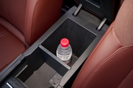 中央扶手箱空间