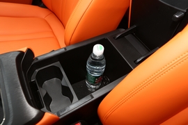 中央扶手箱空间