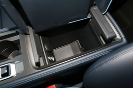 中央扶手箱空间