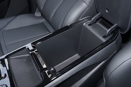 中央扶手箱空间