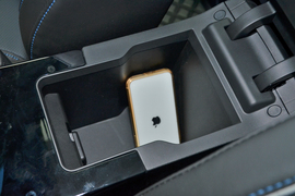 中央扶手箱空间