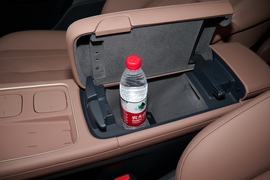 中央扶手箱空间