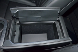 中央扶手箱空间