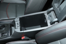 中央扶手箱空间