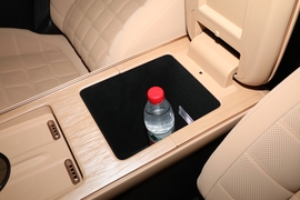 中央扶手箱空间