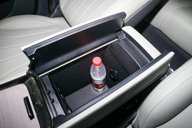 中央扶手箱空间