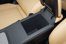 中央扶手箱空间