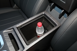 中央扶手箱空间