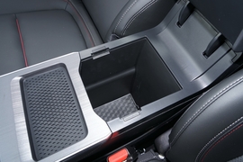 中央扶手箱空间